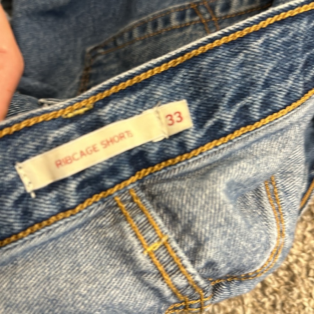 Levi’s Ribcage Shorts - Picture 3 of 3